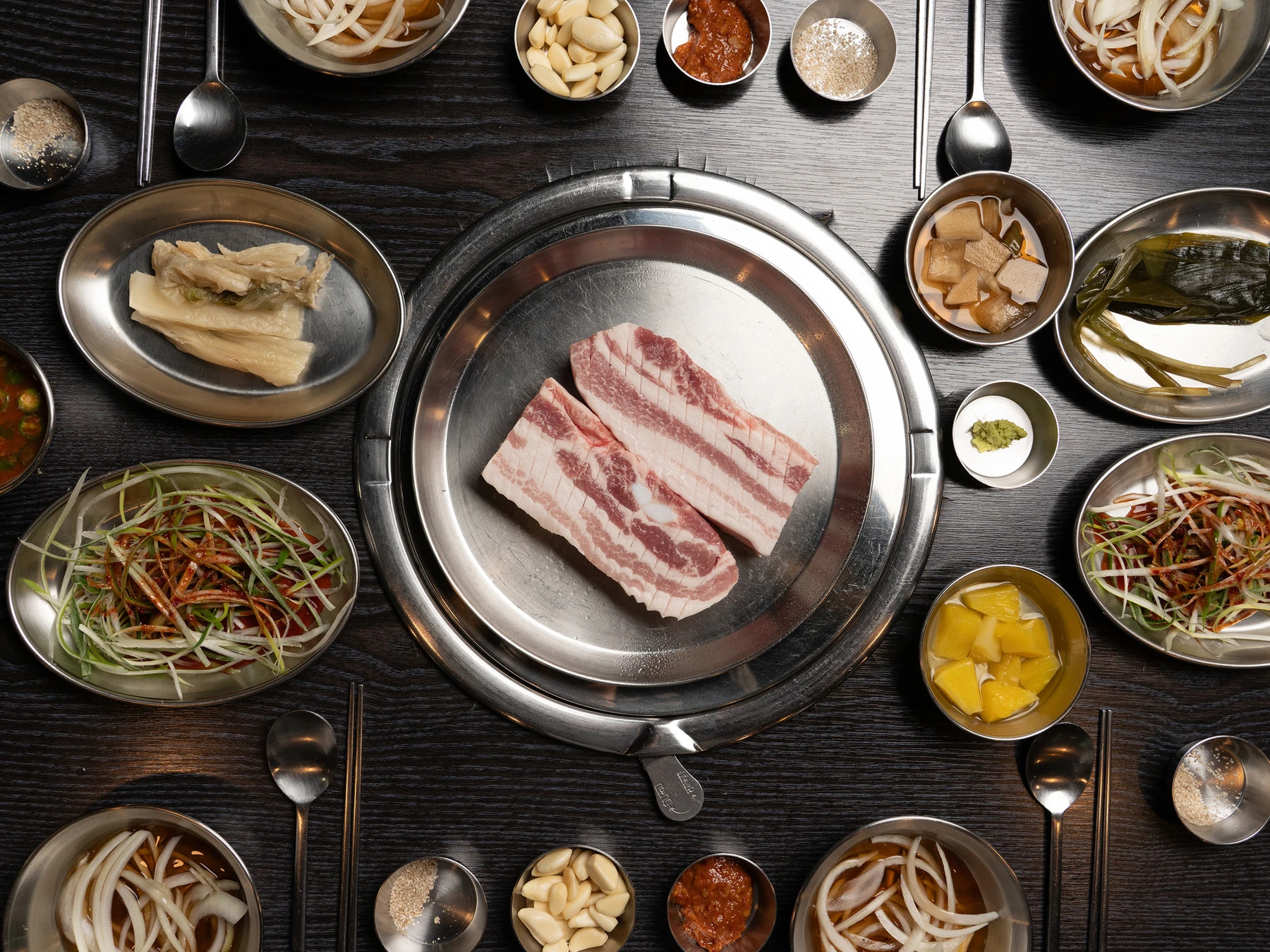 그릴을 중심으로 한 상차림