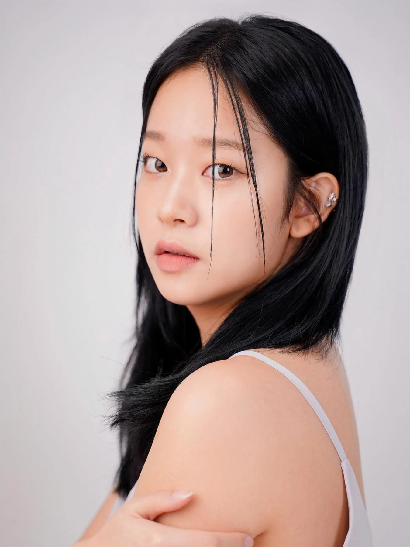 어깨 너머의 시선을 담은 포트레이트