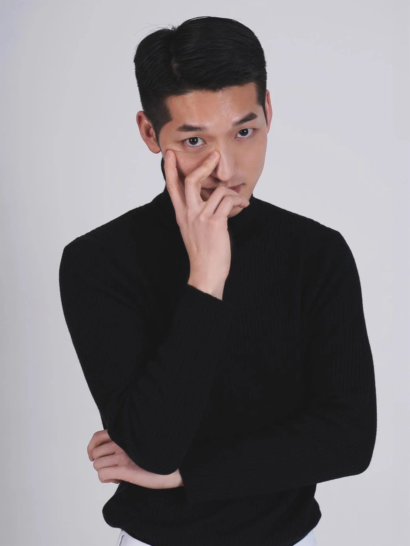 검은 의상의 남성 포트레이트