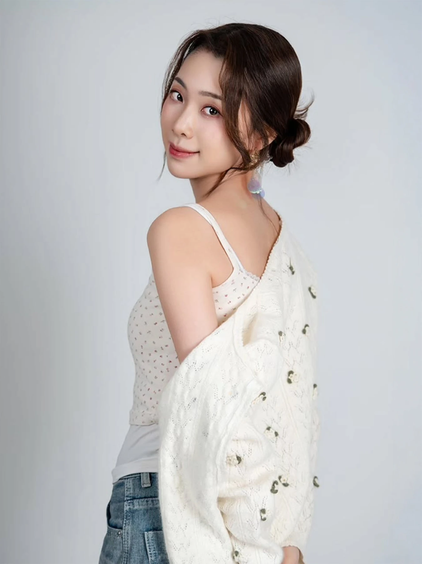밝은 의상의 인물 포트레이트