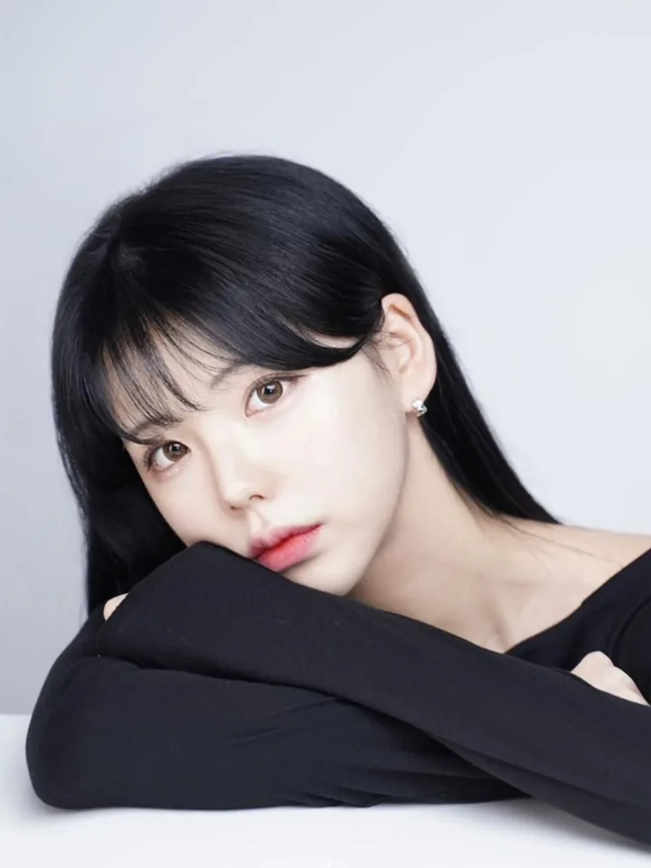 검은 의상의 인물 포트레이트